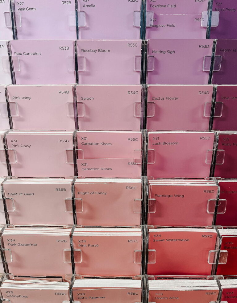 Paleta de muestras de color sobre pared blanca para elegir el color de pintura ideal