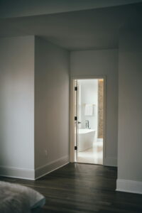 Blog 6 Baño moderno blanco con pintura antihumedad y antimoho
