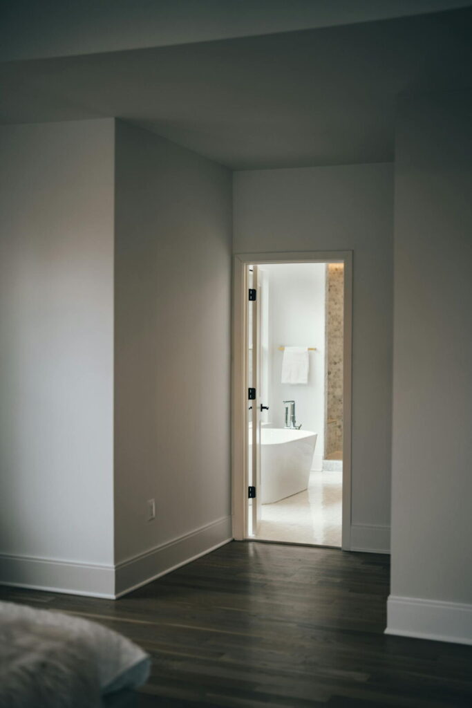 Baño moderno blanco con pintura antihumedad y antimoho