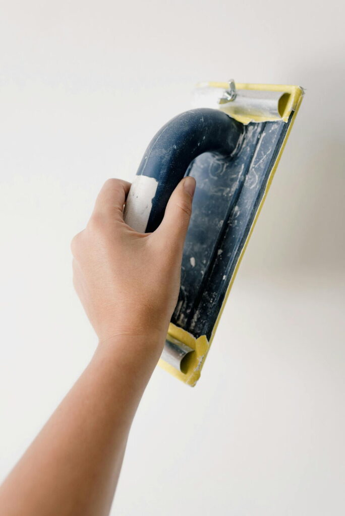 Preparación de pared con lijado antes de aplicar pintura