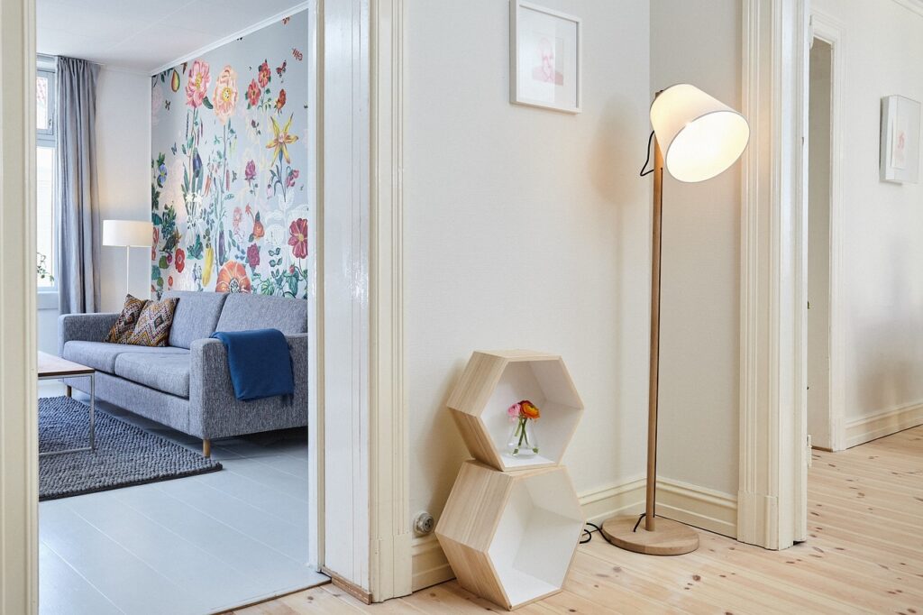 Salón con una pared de papel pintado con motivos florales