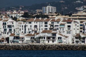Edificios blancos frente al mar en una localidad de costa mediterránea