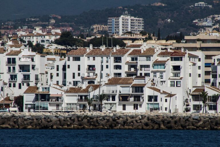 Edificios blancos frente al mar en una localidad de costa mediterránea